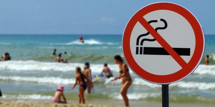 Zabrana cigareta u Italiji: Ko puši na plaži, kazna i do 500 evra