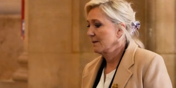 FRANCUSKA SE TRESE: Desni gradonačelnici skidaju zastave EU – Marin Le Pen kreće u juriš na Jelisejsku palatu