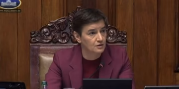 OKRŠAJ U PARLAMENTU: Brnabićeva žestoko odgovorila Parandiloviću – pričajte, da Srbija vidi nevaspitanje i bahatost blokaderskog lica