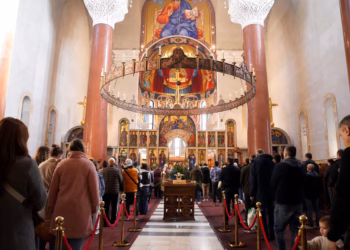 VRBICA U HRAMU SVETOG MARKA: Svečana liturgija i radost najmlađih vernika u znaku Lazareve subote