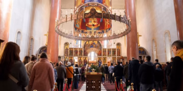 VRBICA U HRAMU SVETOG MARKA: Svečana liturgija i radost najmlađih vernika u znaku Lazareve subote
