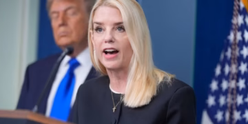 TRAMP SMENIO DRŽAVNU TUŽITELJKU: Pam Bondi pala jer nije bila dovoljno oštra prema neprijateljima