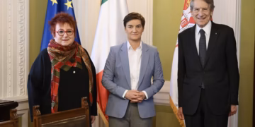ITALIJANSKI UDAR SA LEĐA: Ana Brnabić u Skupštini sa senatorima – zakone menjamo zbog građana, a ne zbog Brisela