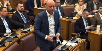 KNEŽEVIĆ ZALUPIO DPS: Trobojka vam smeta, a pod njom je Milo mrzeo šah i slao vojsku u rat