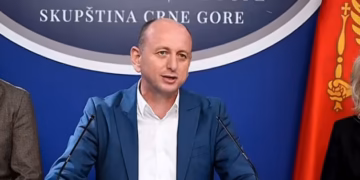 KNEŽEVIĆ ZALUPIO DPS: Trobojka vam smeta, a pod njom je Milo mrzeo šah i slao vojsku u rat
