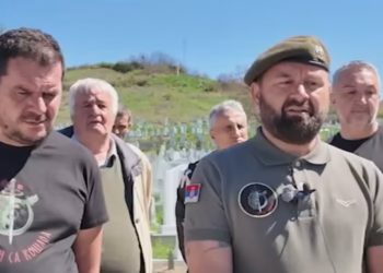 HEROJ KOJI JE DAO ŽIVOT ZA SRBIJU: Saborci sa svih strana stigli u Novi Pazar na grob Nasera Vučelja