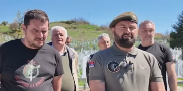 HEROJ KOJI JE DAO ŽIVOT ZA SRBIJU: Saborci sa svih strana stigli u Novi Pazar na grob Nasera Vučelja