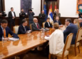 KONSULTACIJE U PUNOM SASTAVU: Vučić prelomio sa vrhom SNS-a – Idemo li na izbore u jeku svetske krize?