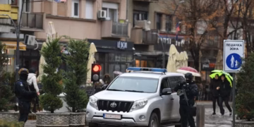 REPRESIJA NA KOSMETU: Specijalci u Zubinom Potoku priveli maloletnika zbog natpisa Četnici sever