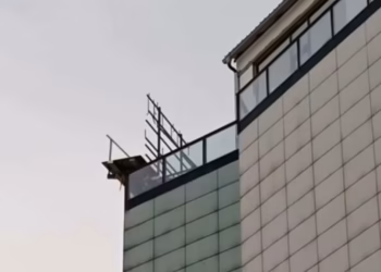 DRAMA U CENTRU NOVOG SADA: Merdevine pale sa TC Nork na prolaznicu – povređena puštena posle lekarske intervencije