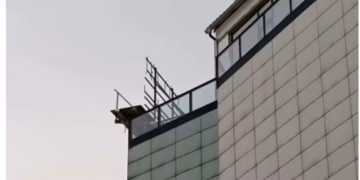 DRAMA U CENTRU NOVOG SADA: Merdevine pale sa TC Nork na prolaznicu – povređena puštena posle lekarske intervencije
