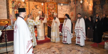 PATRIJARH PORFIRIJE: Služio vaskršnju liturgiju u Pećkoj patrijaršiji