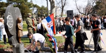 TIŠINA KOJA OPOMINJE: Položeni venci na spomenik na Tašmajdanu deci stradaloj u NATO agresiji