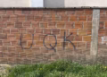 TERORISTIČKI GRAFITI U VITINI: Preteće poruke na kući porodice Jovanović – Srbi u Mogili u strahu