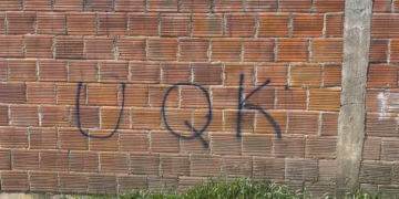 TERORISTIČKI GRAFITI U VITINI: Preteće poruke na kući porodice Jovanović – Srbi u Mogili u strahu