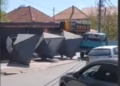 DRAMA U KALUĐERICI: Kamion srušio autobusko stajalište, konstrukcija pala na ženu
