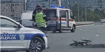 TRAGEDIJA NA NOVOM BEOGRADU: Biciklista poginuo u sudaru sa kamionom na ulazu u Vinogradsku ulicu