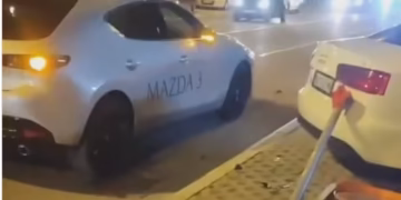 KARAMBOL U ZEMUNU: Vozač izgubio kontrolu i „pomeo“ parkirane automobile u Cara Dušana
