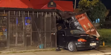 OBRENOVAC: Sinoć automobil udario u kiosk, žena teško povređena