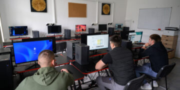 Fondacija Mozzart obnovila kabinet Srednje škole "Lukijan Mušicki" modernom opremom u objektu iz 18. veka