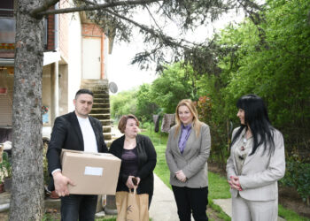 Pomoć raseljenim licima u Leskovcu: Dodeljeni paketi hrane za 63 porodice i ogrev za 40 domaćinstava