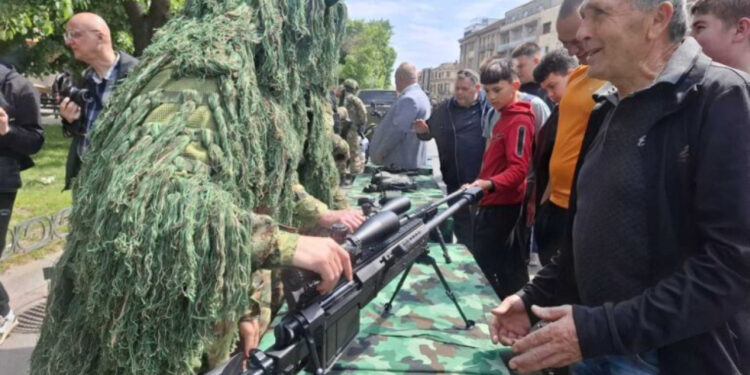 Vojska Srbije predstavila nove mogućnosti zapošljavanja i opremu za mlade u Leskovcu
