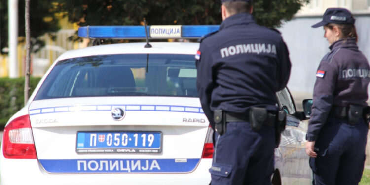 Pljačka tokom dana u Novom Pazaru: Nepoznatog počinioca uhvaćen u krađi novca iz poslovnog prostora