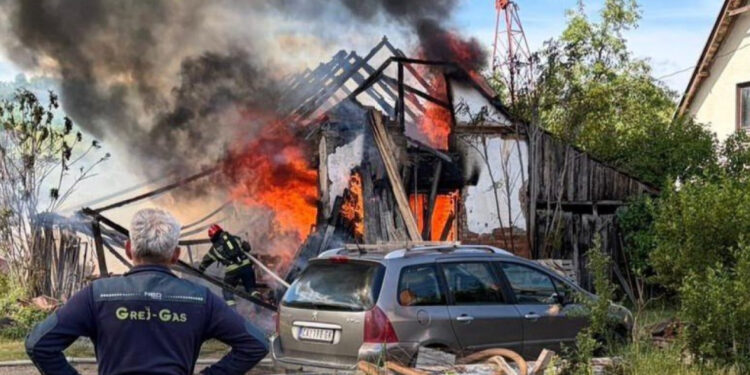 Požar u Gornjoj Gorevnici: Meštani se angažovali u gašenju pomoćnog objekta