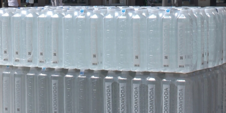 Vlada odobrila isporuku 165.000 litara flaširane vode ugroženim opštinama