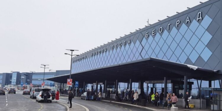 Avion iz Hurgade prinudno sleteo u Beograd zbog dima u kabini
