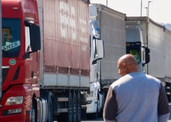 Značajne gužve na granicama: Kamioni čekaju satima