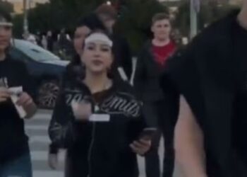 Posledice 18 meseci obrazovnog prekida: Deca stavljaju nalepnice na glavu u novoj edukativnoj igri (VIDEO)