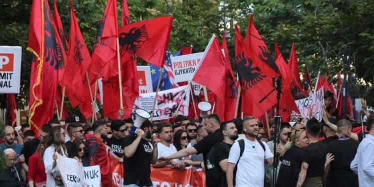Albanijski studenti u SAD-u utiču na zakonodavne promene nakon masovnih antivladinih demonstracija u Skoplju