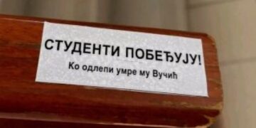 Studenenti blokadera postavili nalepnice sa pozivom na smrtnu kaznu za Aleksandra Vučića