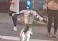 Robot izvodi performans na ulicama Banjice pred okupljenim građanima