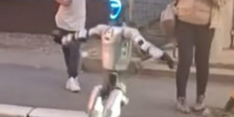 Robot izvodi performans na ulicama Banjice pred okupljenim građanima