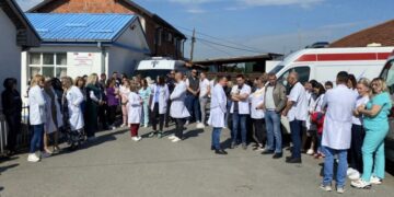 Pritisak na zdravstveni i obrazovni sistem: Protesti treći dan zbog hapšenja direktora škola i zdravstvenih ustanova na Kosovu i Metohiji
