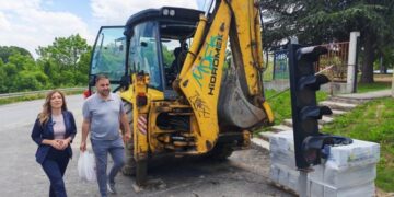NOVA PEŠAČKA STAZA U PRNJAVORU: Poboljšanje bezbednosti za učenike i građane u blizini Osnovne škole