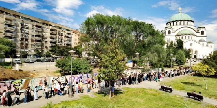 Ispred Hrama Svetog Save: Vernici strpljivo čekaju da se poklone Bogorodici