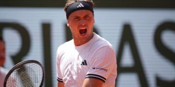 Zverev prošao u osminu finala Rolan Garosa pobedom nad Francuzom, izbegavajući sudbinu Đokovića i Sinera