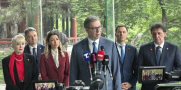 Vučić demantuje netačne tvrdnje blokadera o broju učesnika na Slaviji