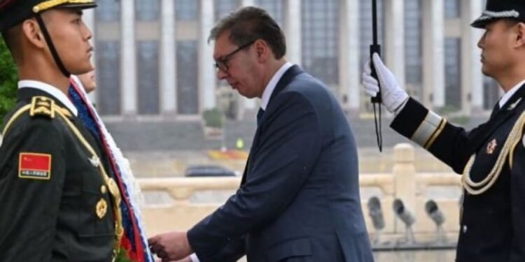 Vučić odaje počast narodnim herojima polaganjem venca na Tjenanmenu