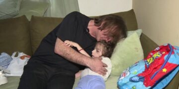 Željko Mitrović posetio porodicu Milutinović u Čačku: Uručio novčanu pomoć i poklone, obezbedio kartu za bolju budućnost devojčice Nikoline