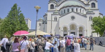 Fenomen višečasovnog čekanja ispred Hrama Svetog Save: Istraživanje vere i dostojanstva poklonika
