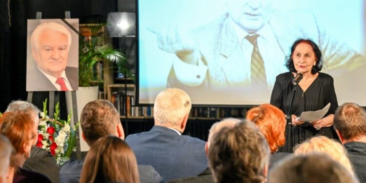 Prijatelji i kolege se opraštaju od profesora Dragoljuba Mićunovića