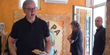 Predsednik Vučić posetio Crepaju, degustirao burek i nastavlja putovanje kroz Banat