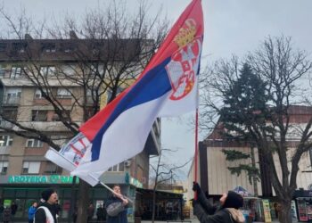 Policija procenjuje da je na Slaviji prisutno oko 34.300 demonstranata, AJS označava protest kao jedan od najvećih među studentima