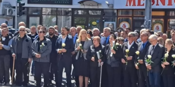 BELE RUŽE ZA VOJNIKE JNA: Poruke sa obeležavanja u Dobrovoljačkoj ulici gde su 1992. godine mučki ubijeni mladići prilikom povlačenja iz Sarajeva