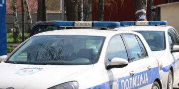 Teška saobraćajna nesreća u Kragujevcu: Dva mladića povređena u sudaru sa banderom