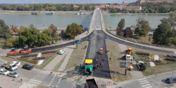 Muškarac ugrozio svoj život na Vardinskom mostu, saobraćaj obustavljen